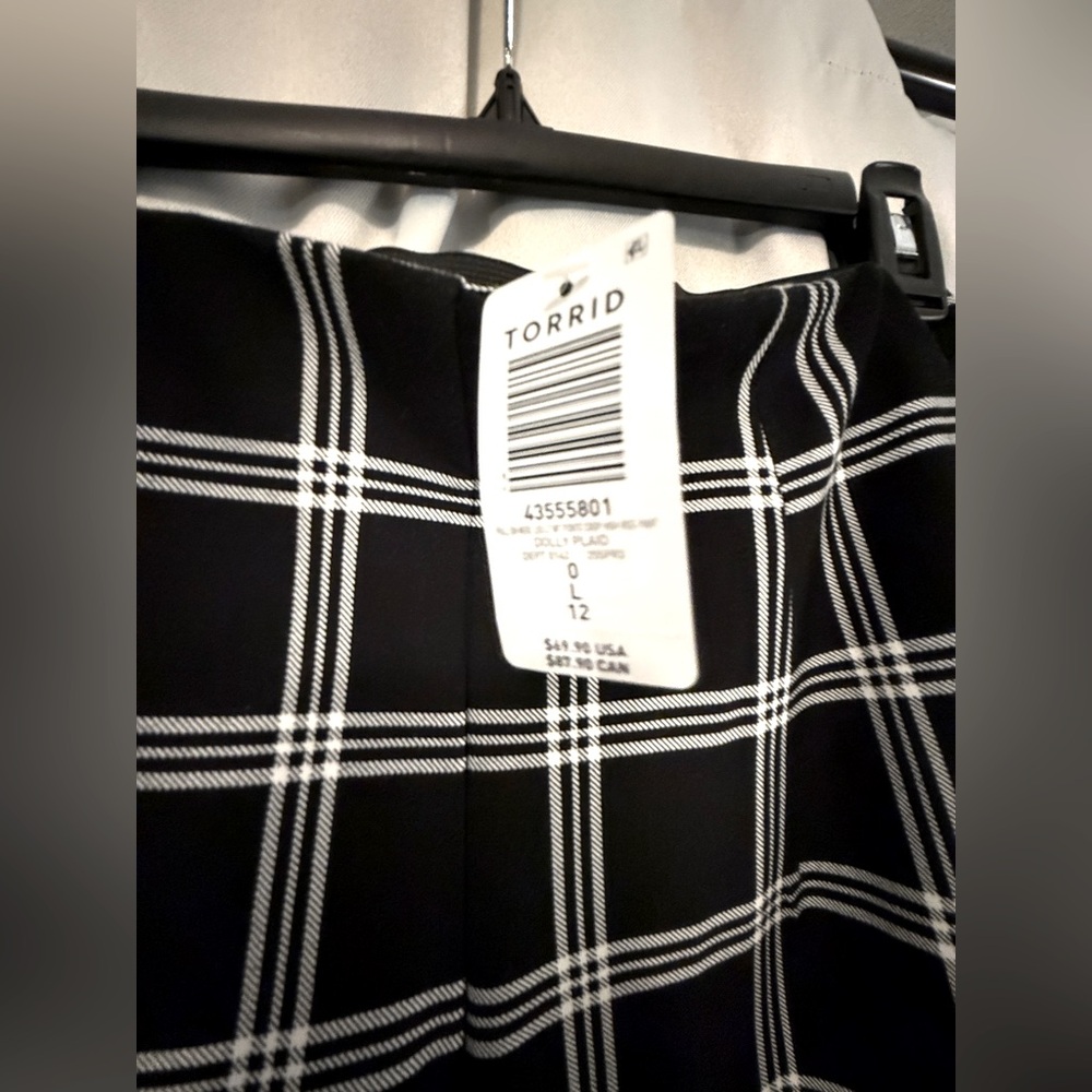 🆕 Torrid Black and White Plaid High Rise Crop Pants - Picture 3 of 4